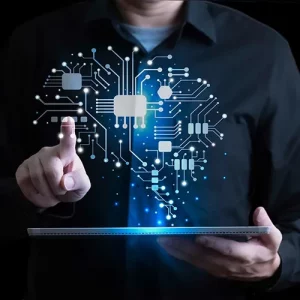 Uomo che indica un circuito informatico a forma di cervello