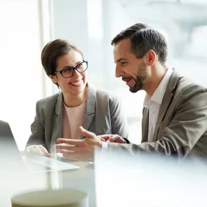 Colleghi in azienda che discutono in modo amichevole