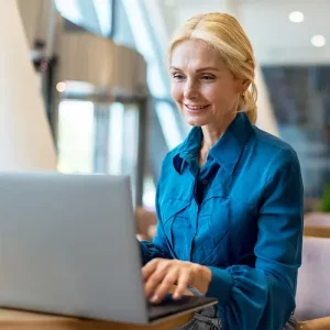 Dirigente aziendale che utilizza il computer