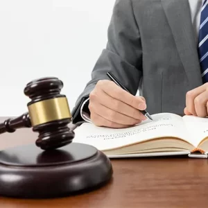 avvocato-prende-annotazioni-con-martelletto-giudice-in-primo-piano