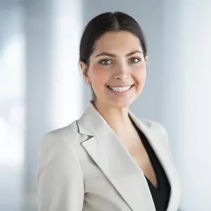 Manager donna elegante in azienda sorridente