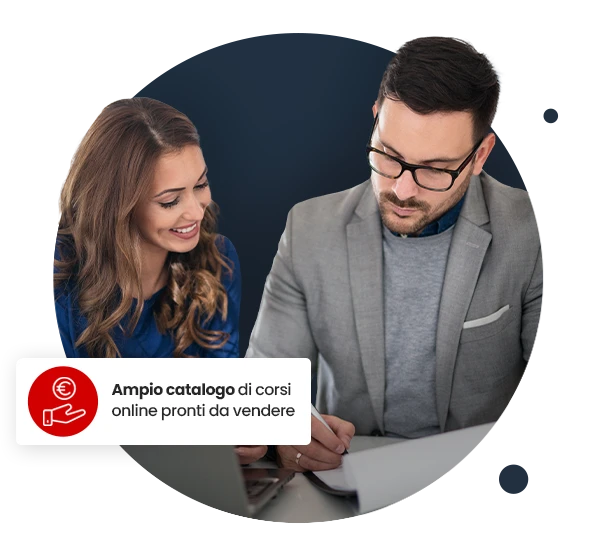 Due persone sedute alla scrivania e un computer davanti stanno leggendo e firmando un contratto