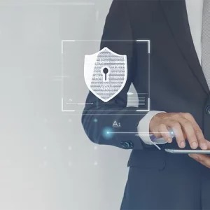 uomo in completo che usa un tablet e una icona a forma di lucchetto in primo piano