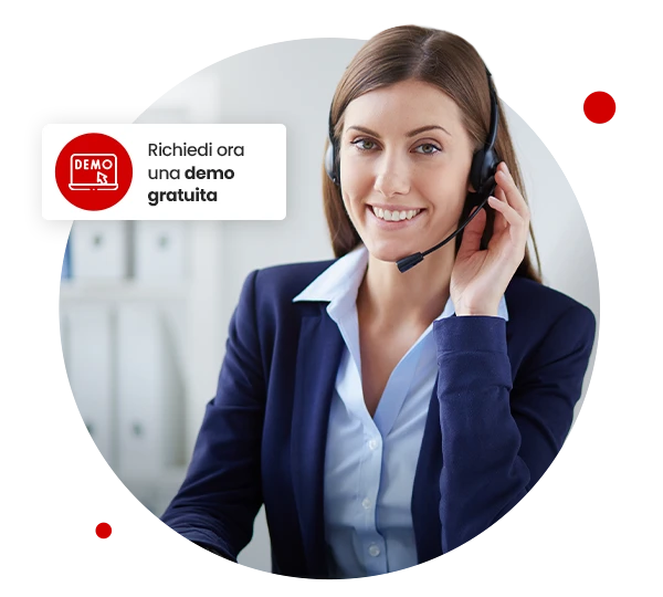 Ragazza sorridente che risponde al centralino con cuffie e microfono