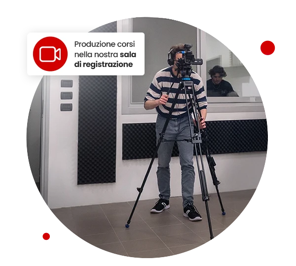 Fotografia di un uomo che filma con videocamera e un altro che utilizza il computer in secondo piano in sala di registrazione di Mega Italia Media