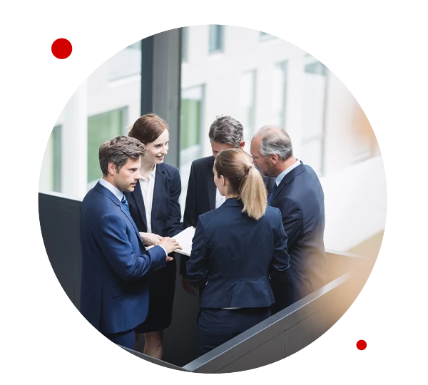 Persone colleghi di lavoro che parlano tra loro