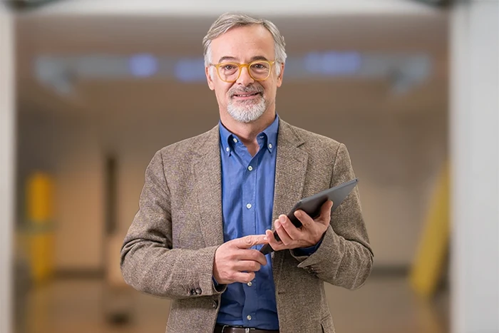 Datore di lavoro sorridente che regge un tablet