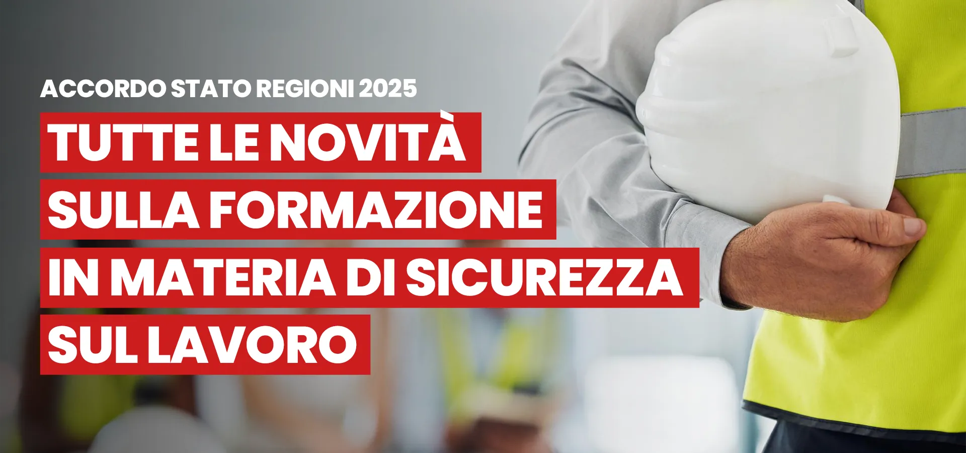Busto di un lavoratore con gilet giallo e caschetto bianco della sicurezza e tre lavoratori in secondo piano