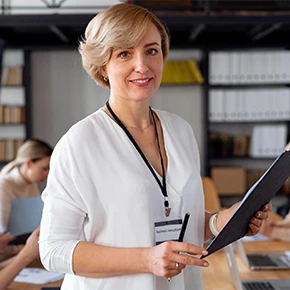 Formatrice con cartella appunti in mano