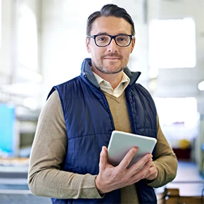 Lavoratore vestito casual con in mano un tablet