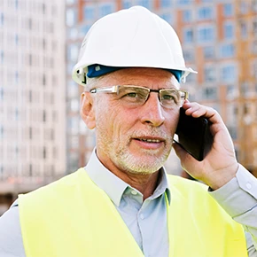 Lavoratore al cellulare supervisiona l'area