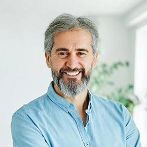 Uomo sorridente vestito casual