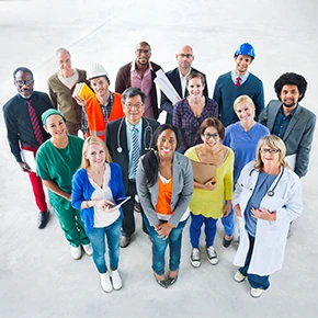 Gruppo di lavoratori di etnie e lavori diversi