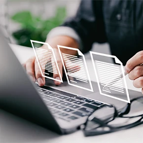 Un uomo che utilizza un computer e in sovraimpressione tre icone di documenti