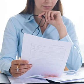 Donna che legge un documento di carta