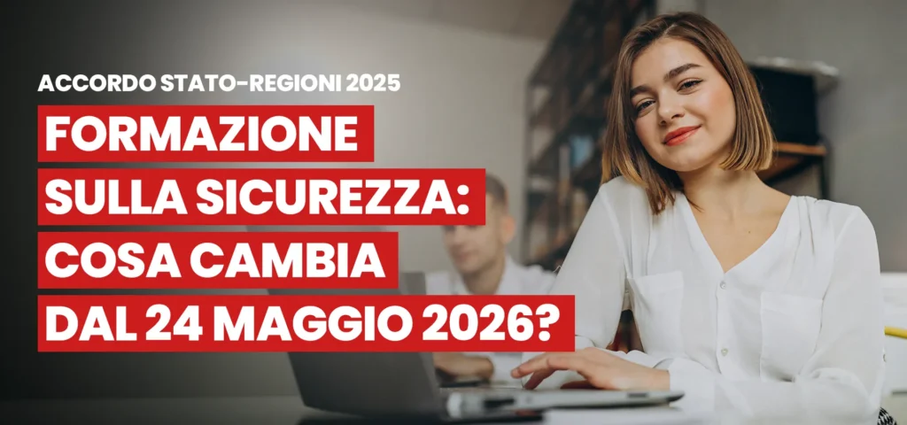 Ragazza sorridente al computer