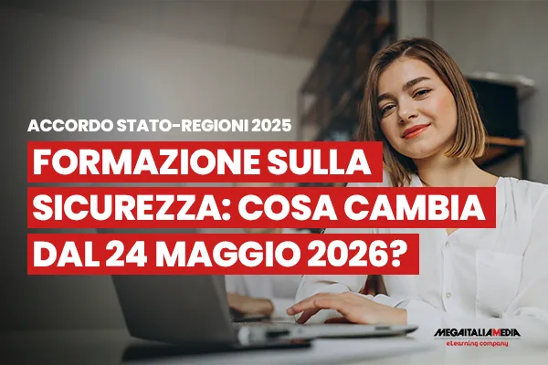 Ragazza sorridente al computer