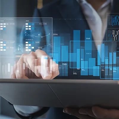 Immagine copertina corso online. Persona che usa un tablet e in sovraimpressione dati operativi e diagrammi