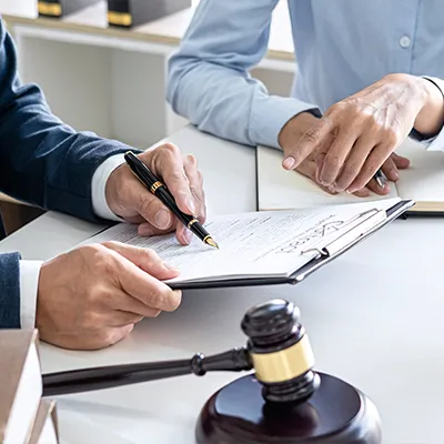 Immagine copertina corso online. Due persone che leggono e firmano un contratto
