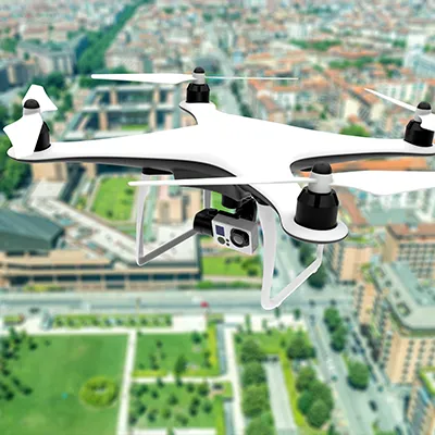 Immagine copertina corso online. Drone che sorvola un edificio per fare fotogrammetria