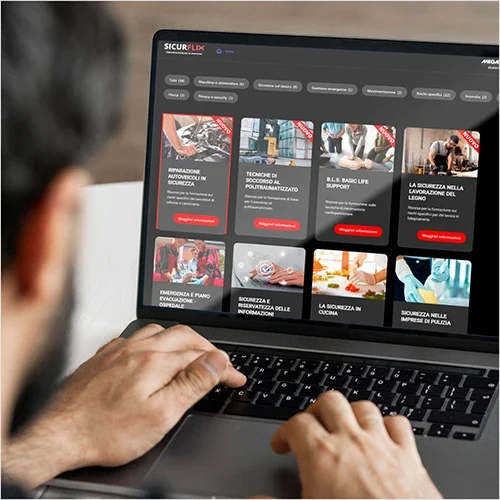 Un uomo naviga al pc nell'area riservata della piattaforma SicurFlix